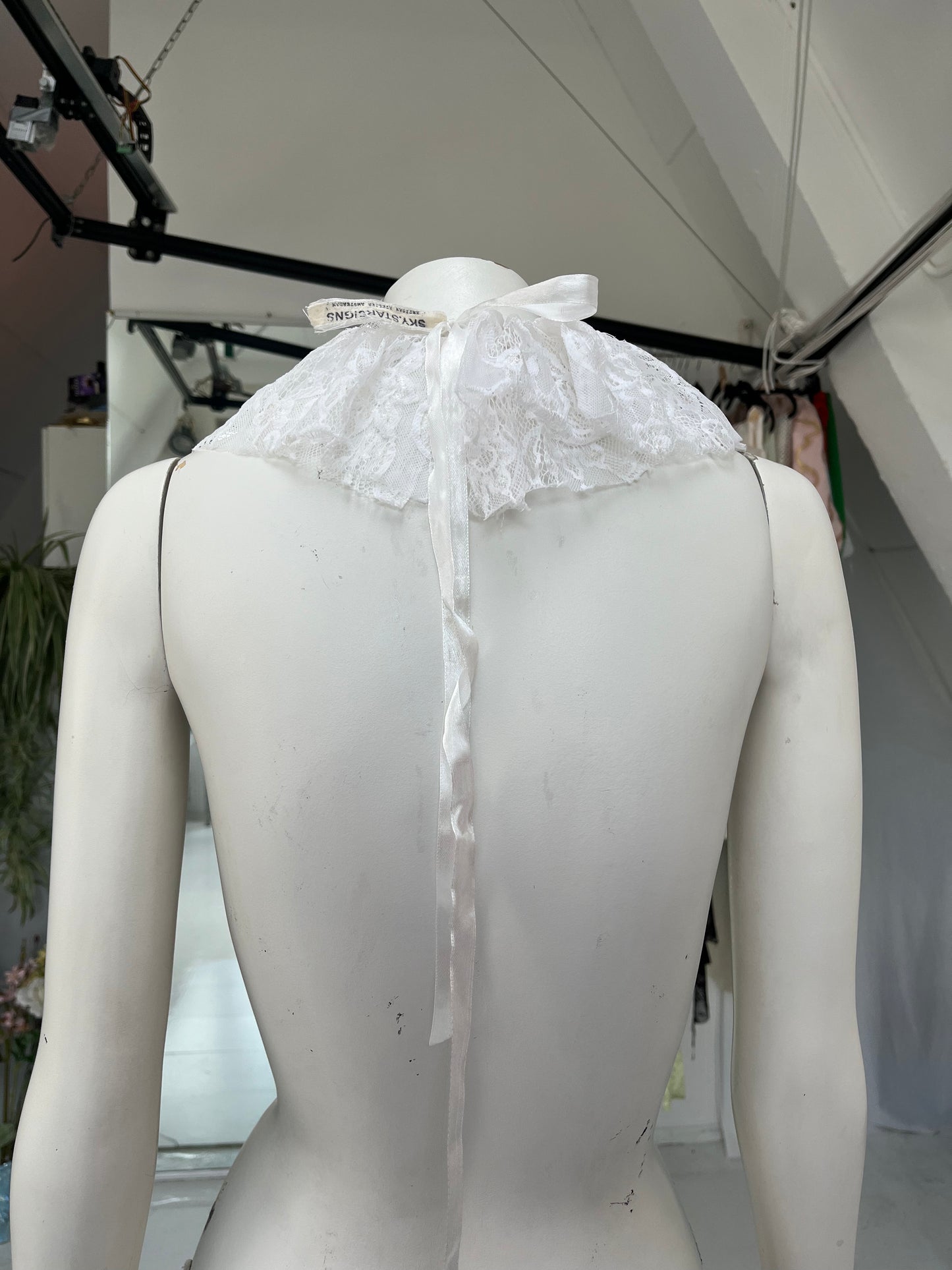 RUFFLE COLLAR