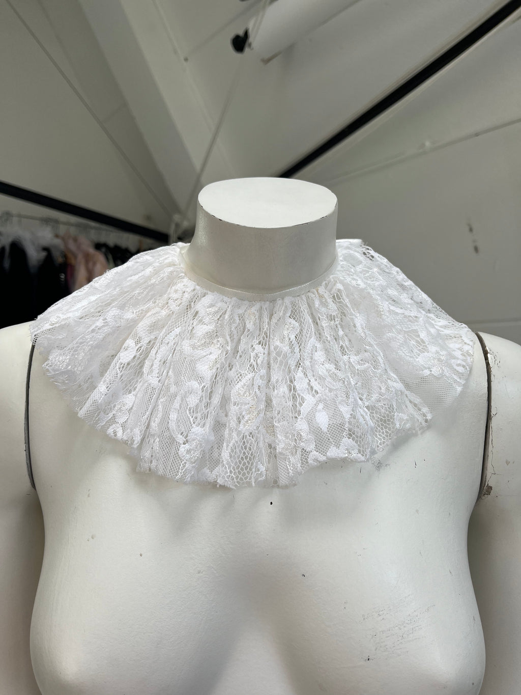 RUFFLE COLLAR