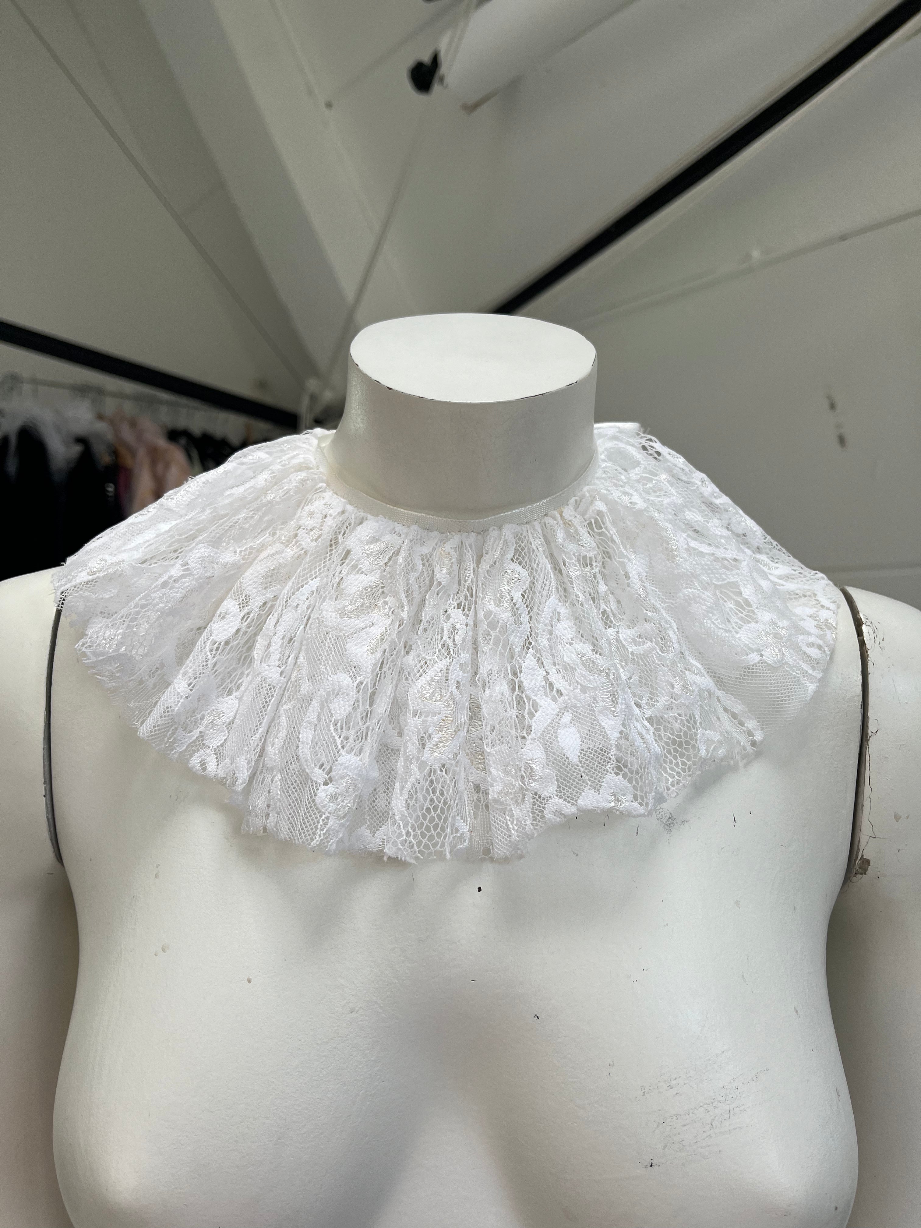 RUFFLE COLLAR
