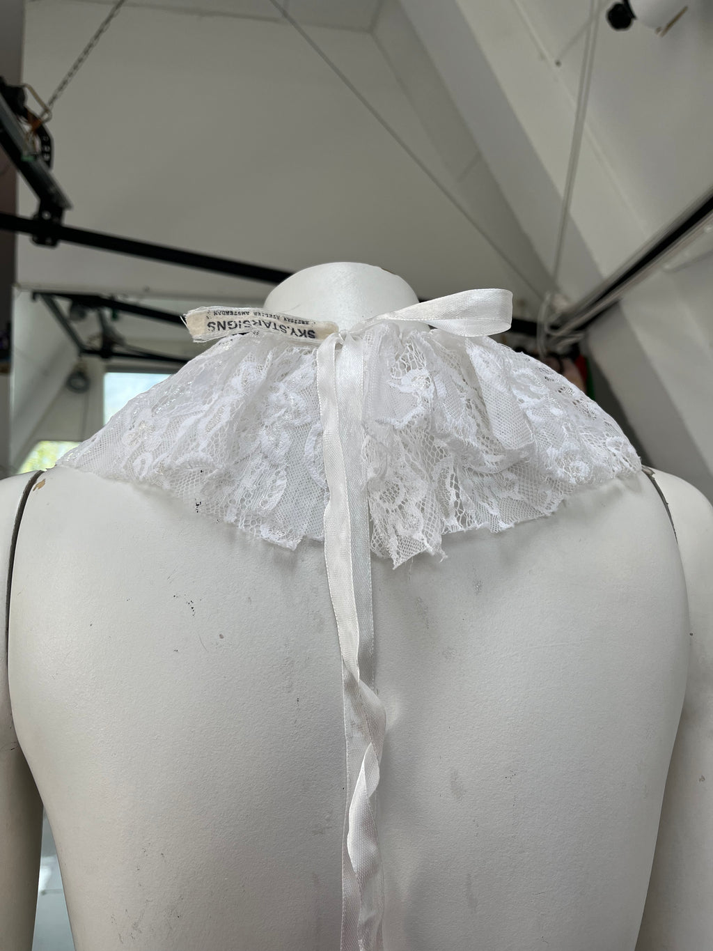 RUFFLE COLLAR